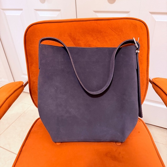 Madewell The Essential Bucket Tote in Suede - Picture 3 of 15